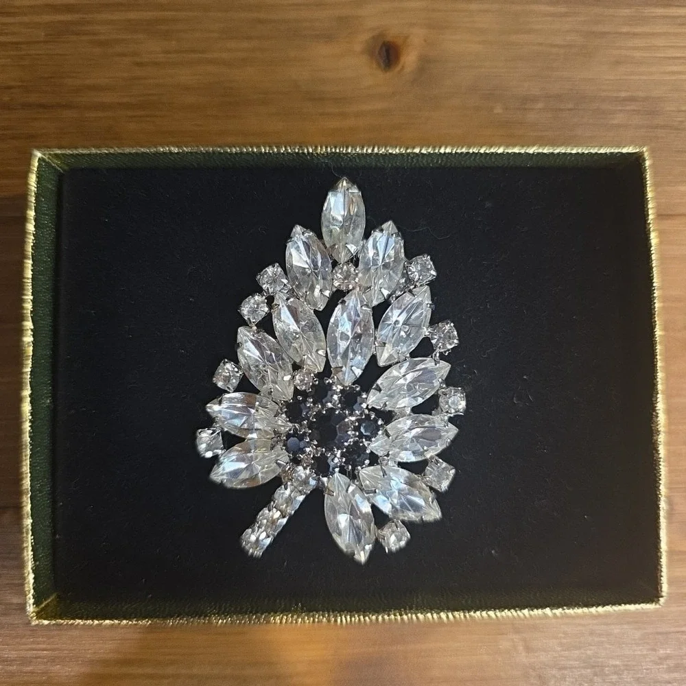 Beautiful Vintage Clear Rhinestone Silver Pin Brooch W/Black‎ Accents